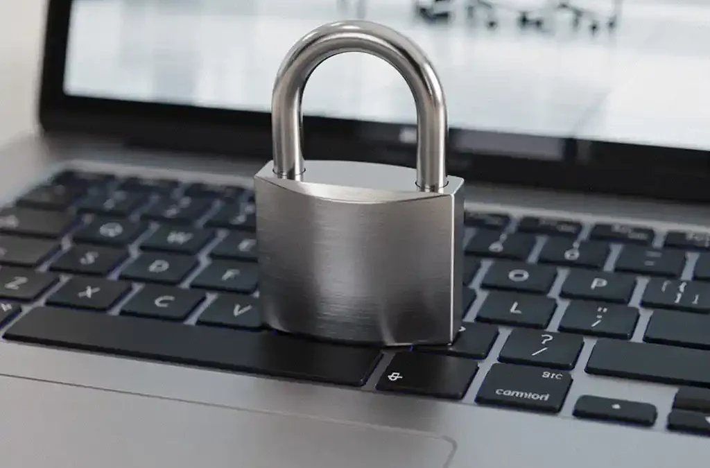 Stalen hangslot op een modern laptoptoetsenbord, symbool voor digitale beveiliging en cybersecurity.
